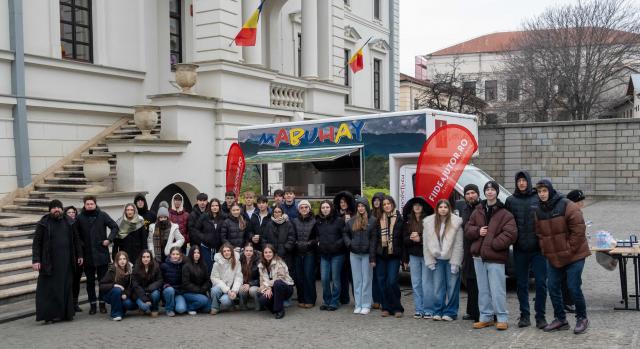 Milostenia pusă în faptă: Elevii Liceului „Varlaam Mitropolitul” au oferit mese calde și pachete umanitare persoanelor vulnerabile din Iași