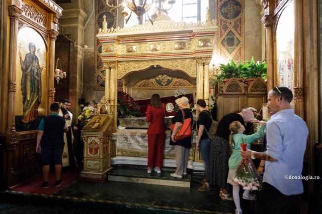 Racla cu moaștele Sf. Parascheva din Catedrala Mitropolitană de la Iași