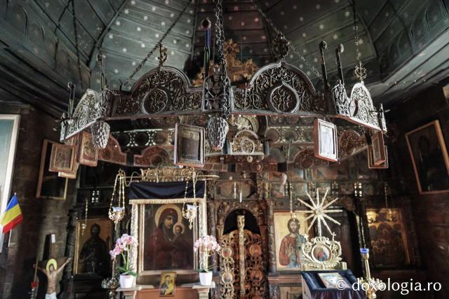 Candelabrul de lemn din biserica din Jigoreni