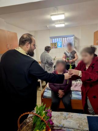 Bucurie și mângâiere pentru pacientele Spitalului Pădureni – Grajduri, de Ziua Femeii