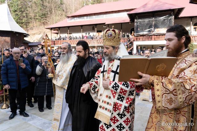 (Foto) Sub semnul Sfintei Cruci: un nou stareț la Mănăstirea Brusturi din județul Neamț