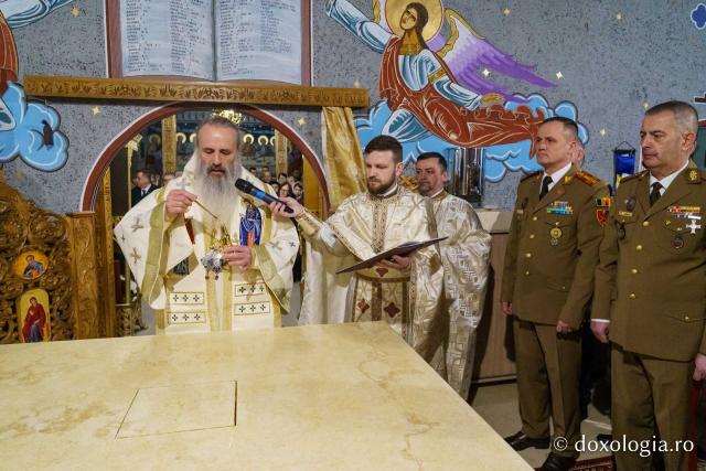 Militarii, în rugăciune în Duminica Sfintei Maria Egipteanca, Capela militară din Piatra Neamț, resfințită de IPS Teofan