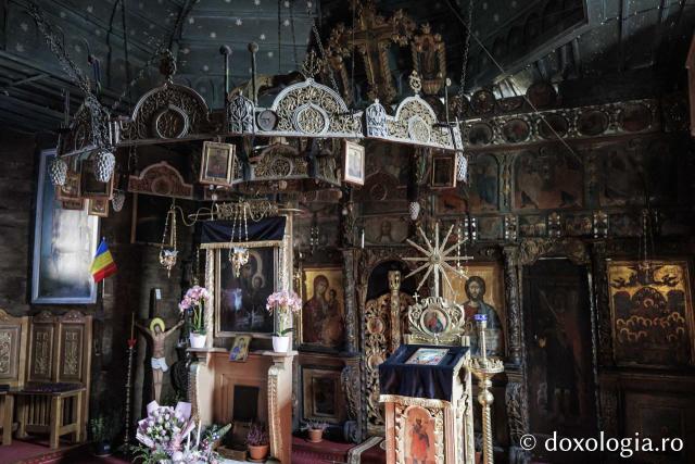 Candelabrul de lemn din biserica din Jigoreni