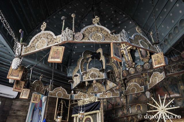 Candelabrul de lemn din biserica din Jigoreni