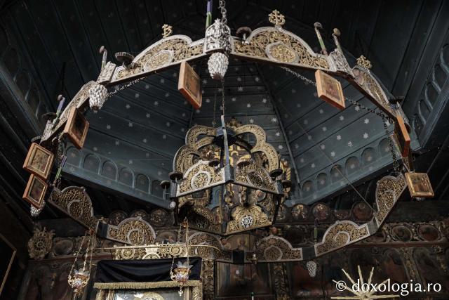 Candelabrul de lemn din biserica din Jigoreni