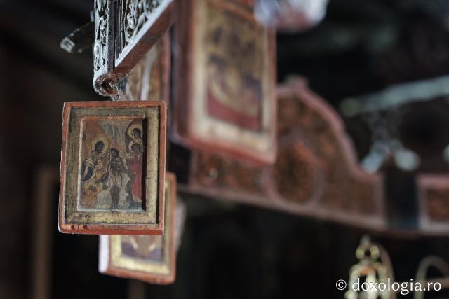 Candelabrul de lemn din biserica din Jigoreni