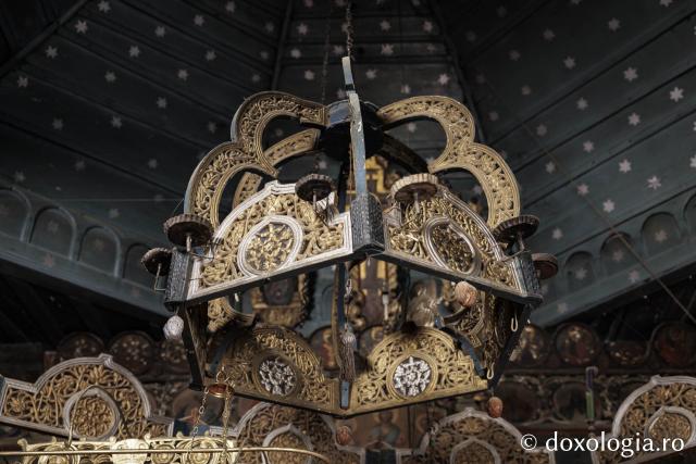 Candelabrul de lemn din biserica din Jigoreni