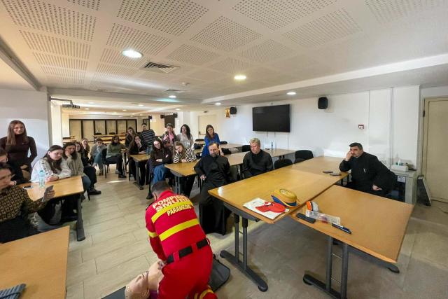 Curs practic de prim ajutor pentru studenții Facultății de Teologie Ortodoxă din Iași