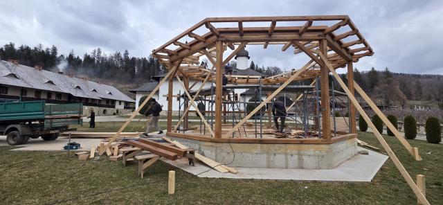 Mănăstirea Almaș construiește un altar de vară închinat Sfintei Ana