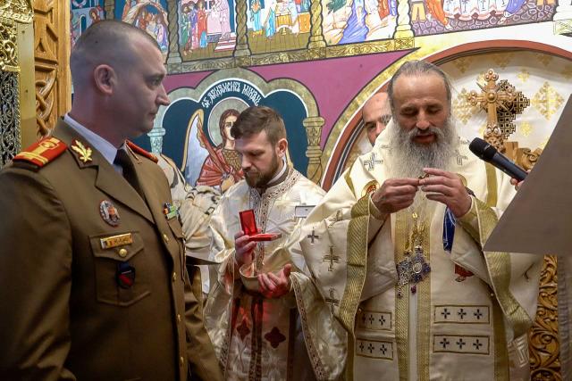 Militarii, în rugăciune în Duminica Sfintei Maria Egipteanca, Capela militară din Piatra Neamț, resfințită de IPS Teofan