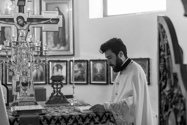 Preotul de pe șantier: Povestea părintelui Nicolae, care zidește suflete în pauza de masă — „Nu suntem singuri printre străini dacă Îl avem pe Hristos cu noi”