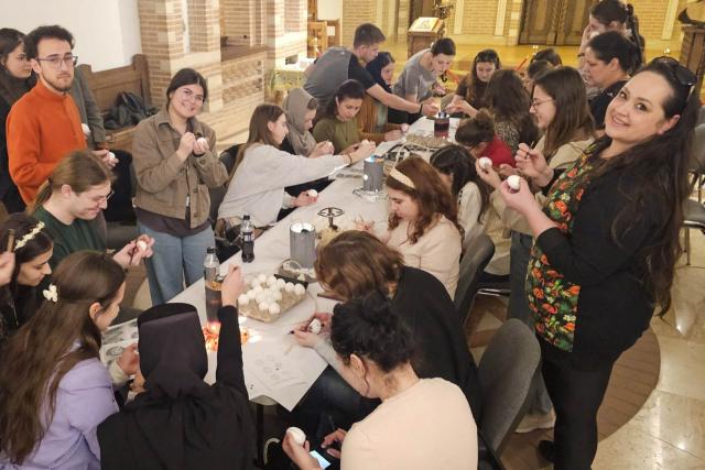 Studenții Facultății de Teologie învață arta tradițională a încondeierii ouălor