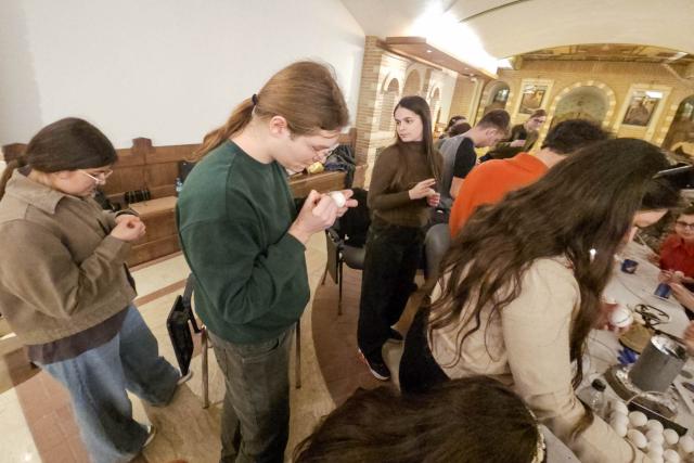Studenții Facultății de Teologie învață arta tradițională a încondeierii ouălor