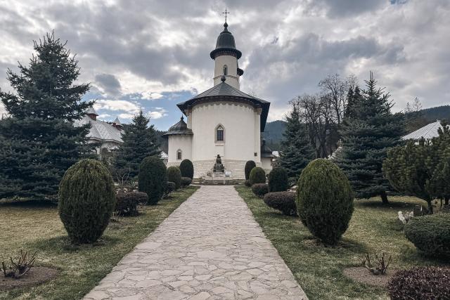 Maica Fotinia și lecția florilor de la Văratec – „Oamenii au țepi mai greu de rupt”