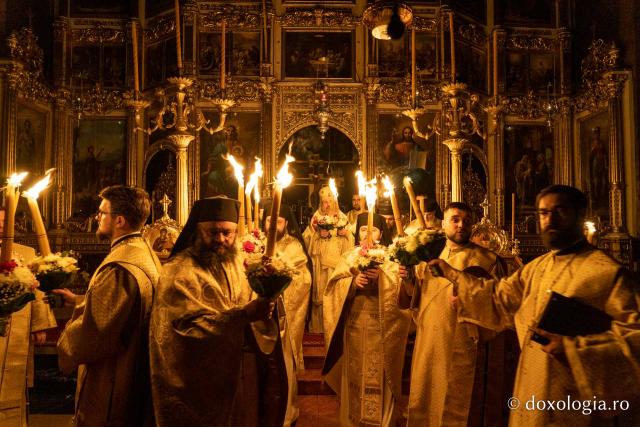 O mare de Lumină, o bucurie imensă, un singur glas: „Hristos a înviat!”| Praznicul Învierii Domnului, la Iași