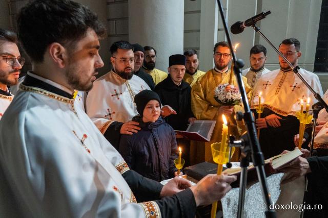 O mare de Lumină, o bucurie imensă, un singur glas: „Hristos a înviat!”| Praznicul Învierii Domnului, la Iași