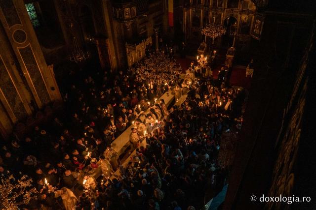 O mare de Lumină, o bucurie imensă, un singur glas: „Hristos a înviat!”| Praznicul Învierii Domnului, la Iași