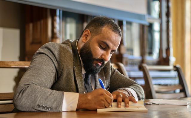 Volumul „Din ghearele orfelinatului în brațele” va fi prezentat la Târgul de carte Librex Iași