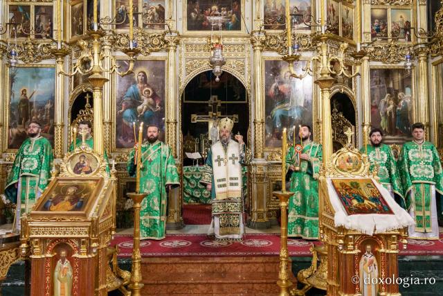 Floriile la Catedrala Mitropolitană: „Cu nădejde să privim la Crucea lui Hristos, cu cinstire să ne aplecăm la Crucea Lui”