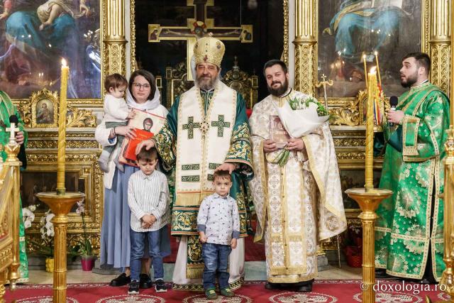 Floriile la Catedrala Mitropolitană: „Cu nădejde să privim la Crucea lui Hristos, cu cinstire să ne aplecăm la Crucea Lui”