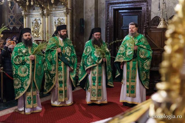 Floriile la Catedrala Mitropolitană: „Cu nădejde să privim la Crucea lui Hristos, cu cinstire să ne aplecăm la Crucea Lui”