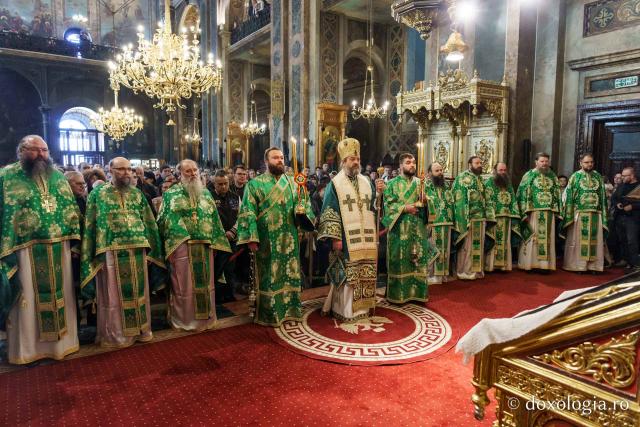 Floriile la Catedrala Mitropolitană: „Cu nădejde să privim la Crucea lui Hristos, cu cinstire să ne aplecăm la Crucea Lui”