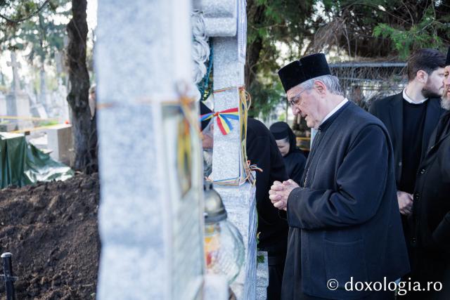Parintele Mircea Stoleriu la mormantul Sfintei Blandina