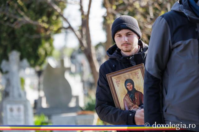 Tânăr cu icoana Sfintei Blandina