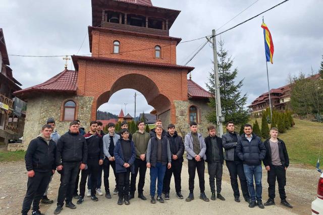 Elevii Seminarului „Veniamin Costachi”, în misiune de voluntariat la Mănăstirea Paltin