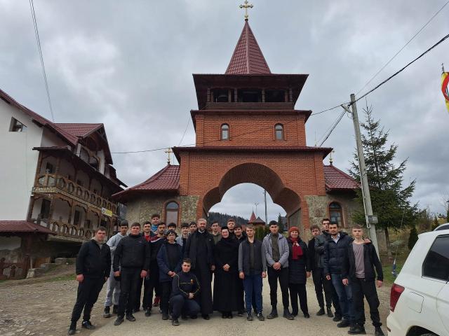 Elevii Seminarului „Veniamin Costachi”, în misiune de voluntariat la Mănăstirea Paltin