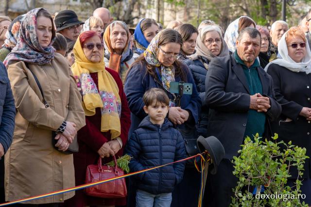 Sfântul Cuvios Cleopa de la Sihăstria, purtat în procesiune pe străzile din Botoșani, cu prilejul hramului orașului
