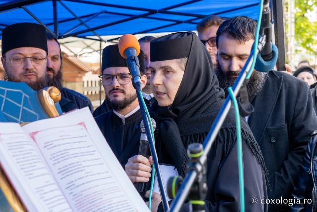 Sfântul Cuvios Cleopa de la Sihăstria, purtat în procesiune pe străzile din Botoșani, cu prilejul hramului orașului