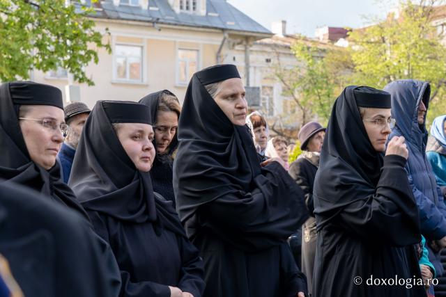 Sfântul Cuvios Cleopa de la Sihăstria, purtat în procesiune pe străzile din Botoșani, cu prilejul hramului orașului
