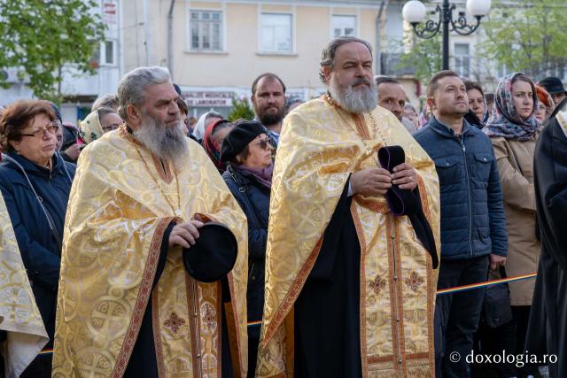 Sfântul Cuvios Cleopa de la Sihăstria, purtat în procesiune pe străzile din Botoșani, cu prilejul hramului orașului