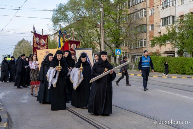 Sfântul Cuvios Cleopa de la Sihăstria, purtat în procesiune pe străzile din Botoșani, cu prilejul hramului orașului