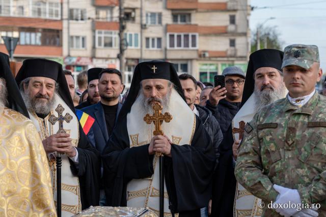 Sfântul Cuvios Cleopa de la Sihăstria, purtat în procesiune pe străzile din Botoșani, cu prilejul hramului orașului