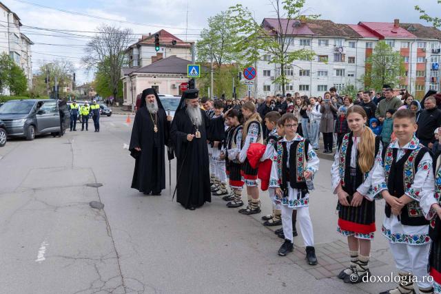 Sfântul Cuvios Cleopa de la Sihăstria, purtat în procesiune pe străzile din Botoșani, cu prilejul hramului orașului