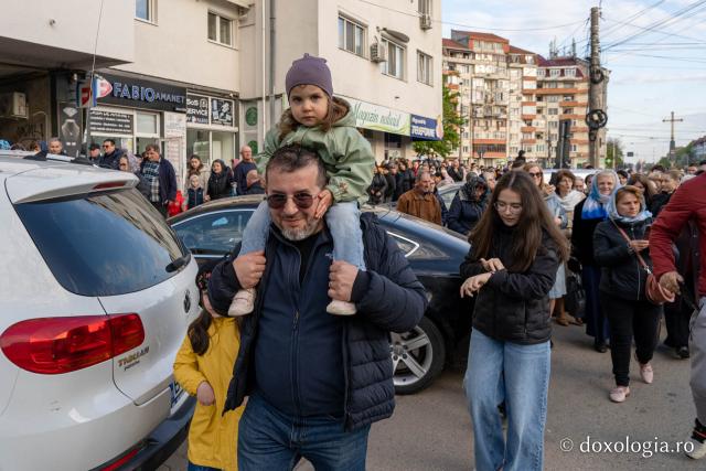 Sfântul Cuvios Cleopa de la Sihăstria, purtat în procesiune pe străzile din Botoșani, cu prilejul hramului orașului