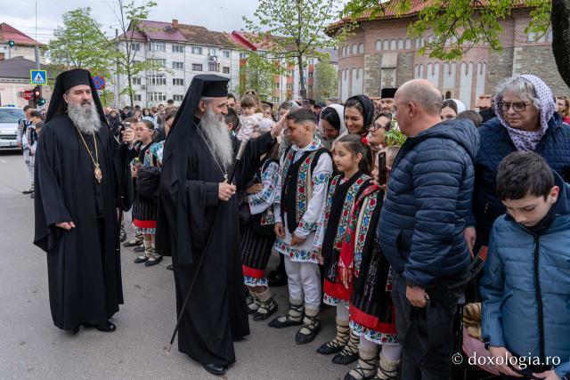 Sfântul Cuvios Cleopa de la Sihăstria, purtat în procesiune pe străzile din Botoșani, cu prilejul hramului orașului