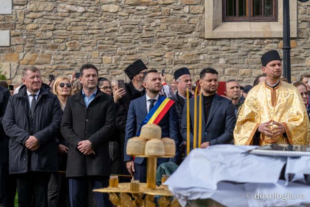 Sfântul Cuvios Cleopa de la Sihăstria, purtat în procesiune pe străzile din Botoșani, cu prilejul hramului orașului