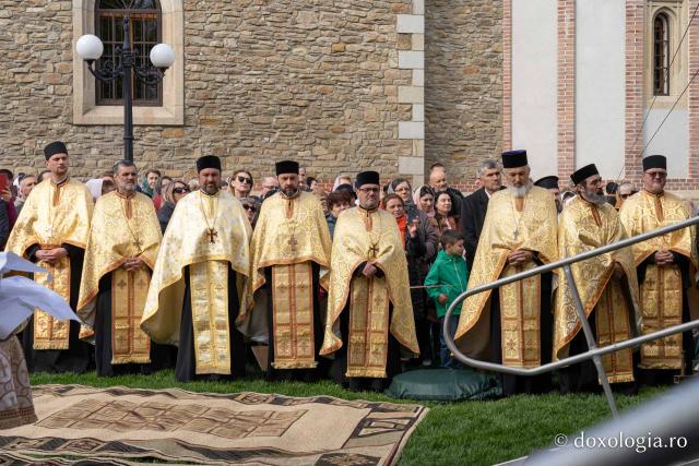 Sfântul Cuvios Cleopa de la Sihăstria, purtat în procesiune pe străzile din Botoșani, cu prilejul hramului orașului