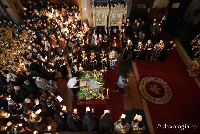 Credincioșii ieșeni au participat la Denia Prohodului Domnului, oficiată de IPS Teofan