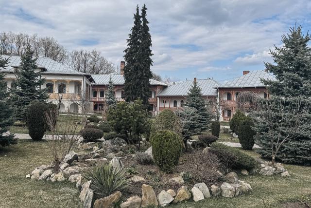 Maica Fotinia și lecția florilor de la Văratec – „Oamenii au țepi mai greu de rupt”