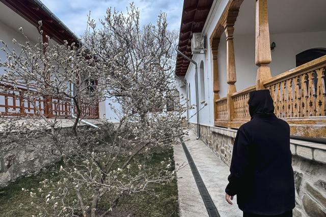 Maica Fotinia și lecția florilor de la Văratec – „Oamenii au țepi mai greu de rupt”
