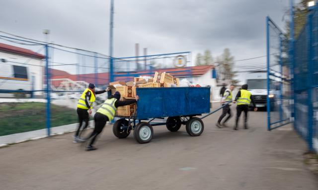 Înaltpreasfințitul Părinte Teofan a împărțit pachete de Paște persoanelor private de libertate din Penitenciarul Iași
