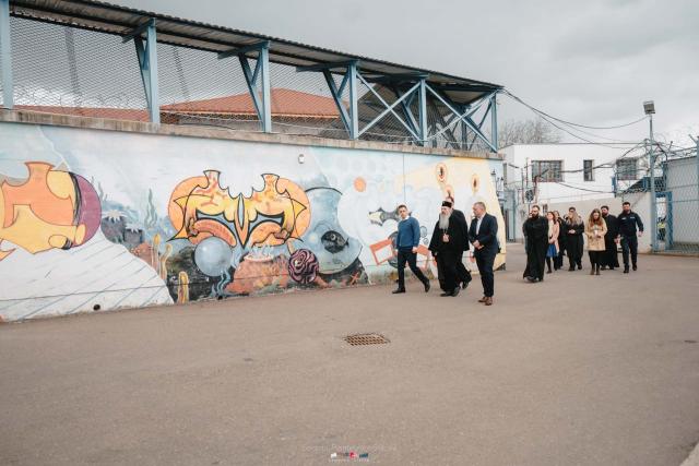 Înaltpreasfințitul Părinte Teofan a împărțit pachete de Paște persoanelor private de libertate din Penitenciarul Iași