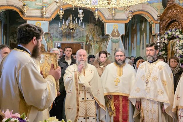 Schitul Pocrov și-a sărbătorit ctitorul, pe Sfântul Ierarh Pahomie de la Gledin