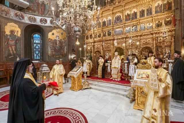 Sfânta Lumină a ajuns la București: primire solemnă la Catedrala Patriarhală