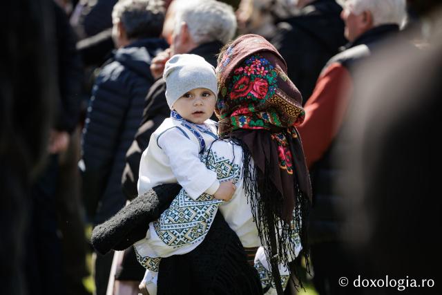 copil la Canonizarea Sfintei Cuvioase Mavra de pe Ceahlău