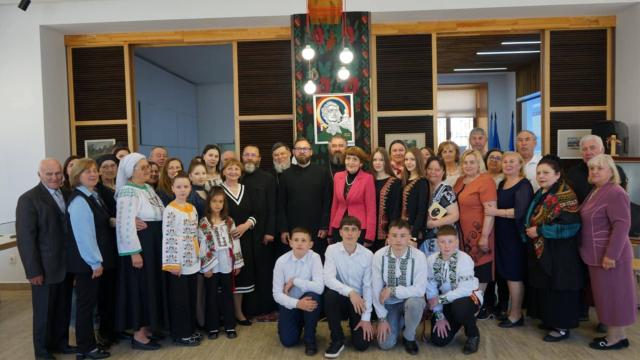 Punte între frați: O biografie a părintelui Nicolae Sandovici